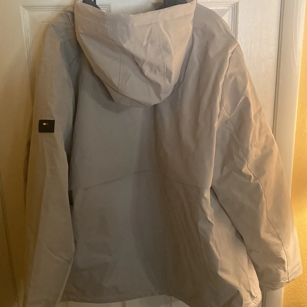 MENS NEW WITH TAGS TOMMY HILFIGER WATER RESISTANT & WIND RESISTANT JACKET - Picture 2 of 3